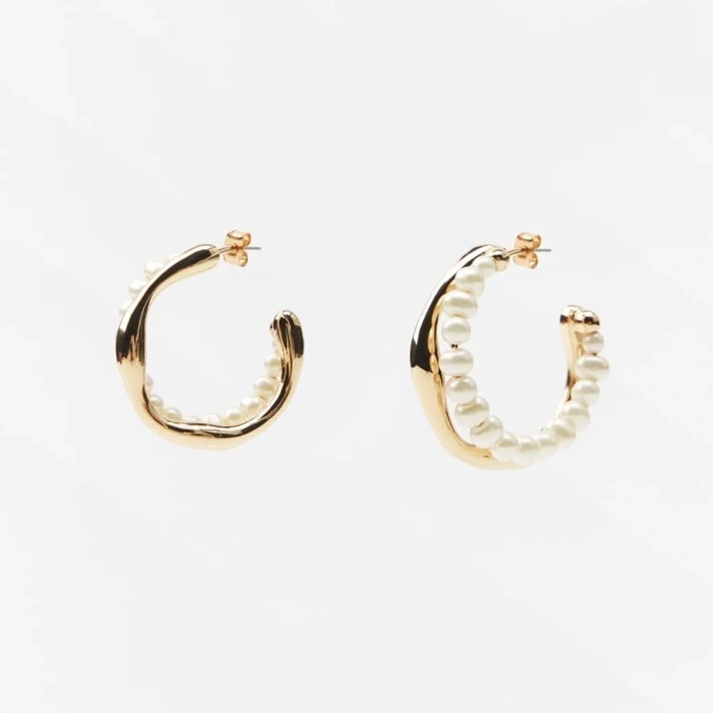 🌹NWT. Zara Golden Pearl Metal Hoop Earrings.